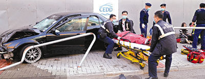 好老师诸志成去年平安夜早上回校途中，被醉司机驾车失事闯上行人路撞死的车祸现场 。资料图片