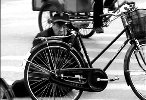 倒地索要赔偿。警方提供