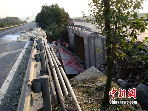 浙江杭金衢高速货车坠入桥洞致2人死亡(图)