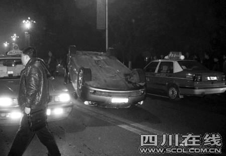 宝马车被当街掀翻