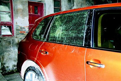 价值250万保时捷遭锤砸车主悬赏50万寻砸车人