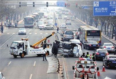 司机低头取东西 丰田撞护栏后侧翻\(图\)