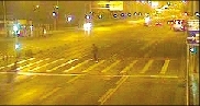 老人快跑横穿马路。