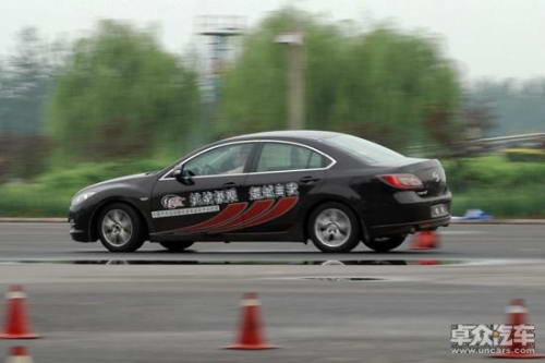 点击查看原图 常开车不等于会开车 0.1秒驾驶技巧保安全