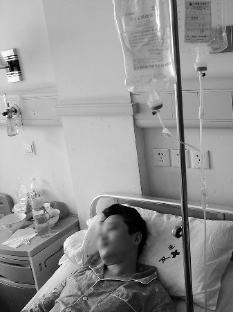 13日,被打伤的李先生仍躺在病床上接受治疗。 本报记者 刘铭 摄