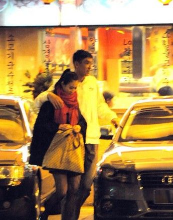 篮国手牵手兽兽。