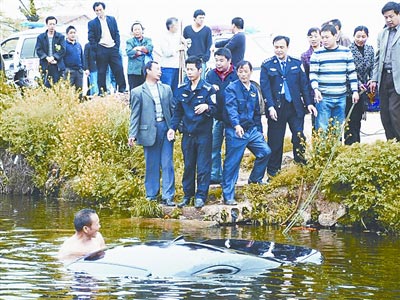 老教师带病下湖捞车救人