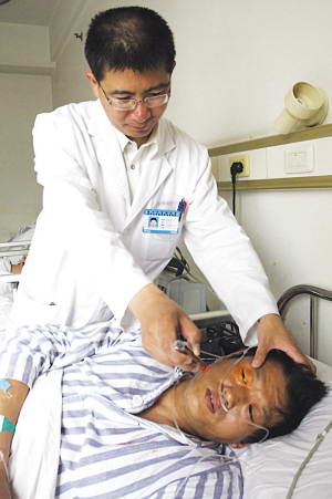 好司机陆师傅尚未脱离危险期。于丹丹 摄