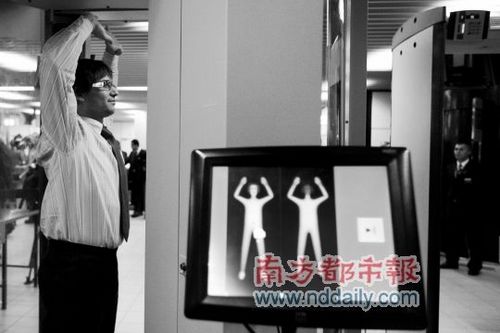 “裸体”安检因可以扫描出旅客的裸体轮廓形状,因此遭到民众反对认为侵犯其隐私权,但目前看来仍有很大漏洞。