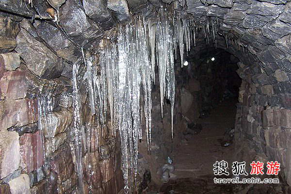 是什么原因使这里冬夏反季节呢?