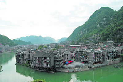 千年古镇镇远到西江千户苗寨山路弯弯。清辉摄