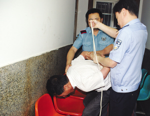 酒后逞凶 打了被撞者再打交警义愤群众 出拳教训宝马司机(组图)