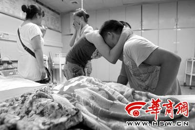 活泼可爱的女儿走了，父母抱头痛哭 实习记者 于卓 摄