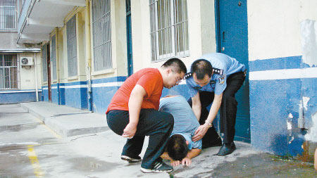 幼儿园园长兼司机朱雷刚走出羁押室，“扑通”一声跪下，向涵涵和她的父母忏悔。记者王涛 实习生卢梦纯 摄