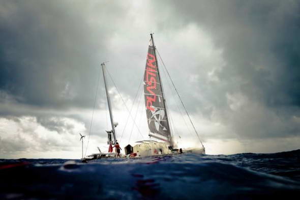 “普拉斯提基”号靠近斐济