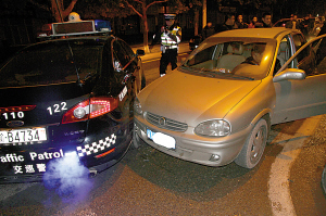 警车拦下嫌疑车