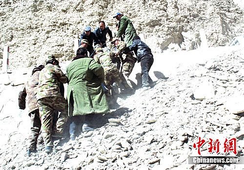 新藏公路一长途客车翻落30米深河道 19人罹难