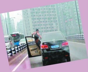 一男子高速车道玩杂技 身体3次悬挂车外