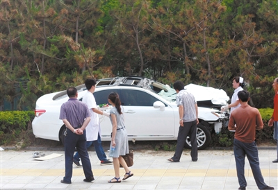 前日下午，肇事车辆骑在绿化带上。当日，该车撞向一自行车队致5人亡。《山东商报》供图