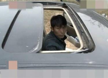 父亲与朋友车内聊天 3岁女儿脖卡天窗被夹死