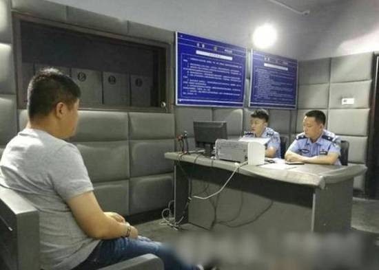 山东一套牌奔驰车主遇交警检查 竟生吞行驶证(图)