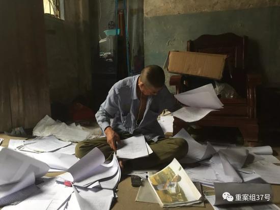 ▲9月5日，梁超的父亲在家整理多年来的案件资料。新京报记者赵朋乐摄